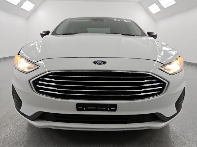 3FA6P0T92KR251143 - 2019 FORD FUSION SE WHITE photo 5