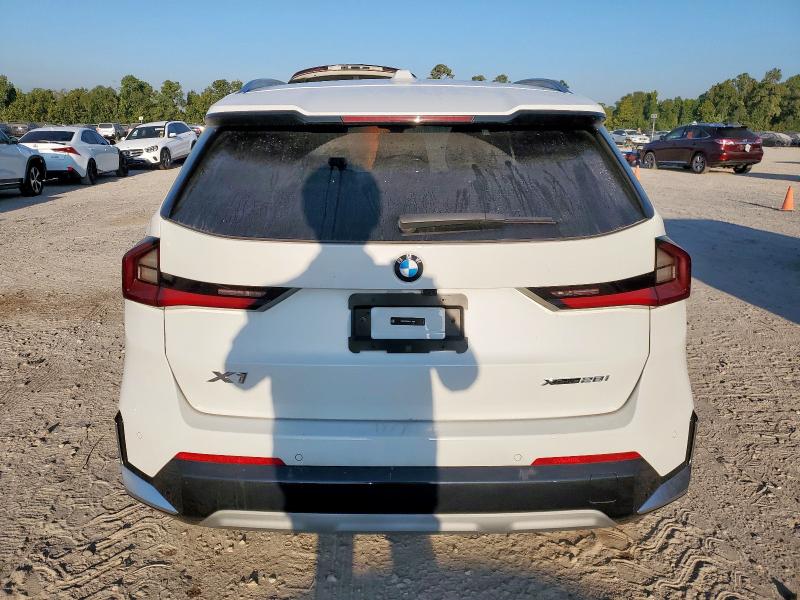 WBX73EF09R5Z74394 - 2024 BMW X1 XDRIVE28I WHITE photo 6