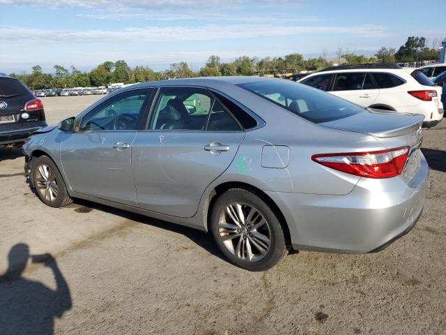 4T1BF1FK8HU785227 - 2017 TOYOTA CAMRY LE 银色 照片 2