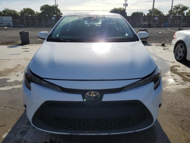 5YFEPMAEXMP253549 - 2021 TOYOTA COROLLA LE WHITE photo 5