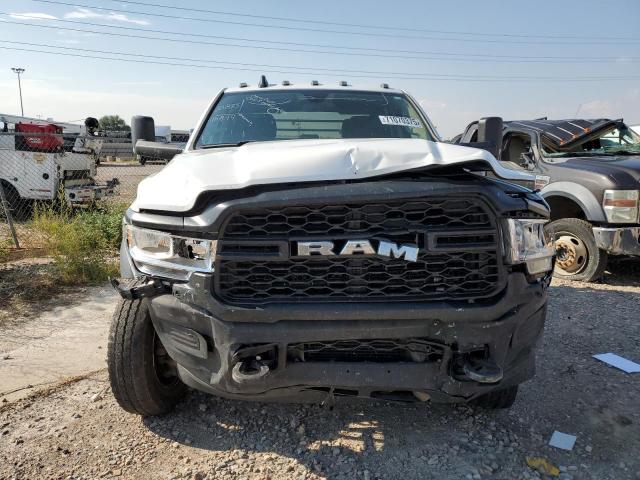 3C7WRNFL4KG686303 - 2019 RAM 5500 Weiß Foto 5