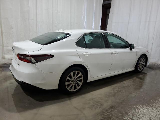 4T1C11AK8NU627928 - 2022 TOYOTA CAMRY LE WHITE photo 3
