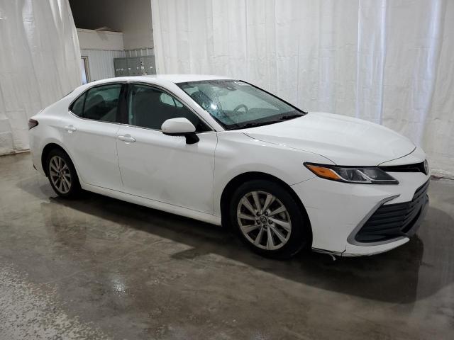 4T1C11AK8NU627928 - 2022 TOYOTA CAMRY LE WHITE photo 4