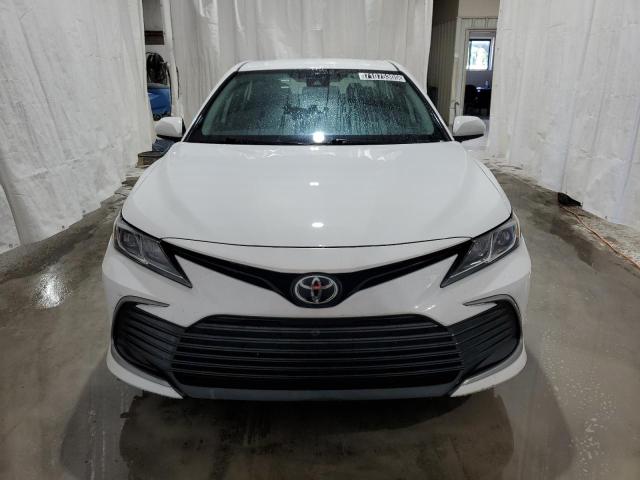 4T1C11AK8NU627928 - 2022 TOYOTA CAMRY LE WHITE photo 5