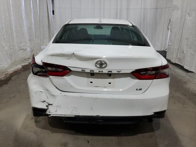 4T1C11AK8NU627928 - 2022 TOYOTA CAMRY LE WHITE photo 6