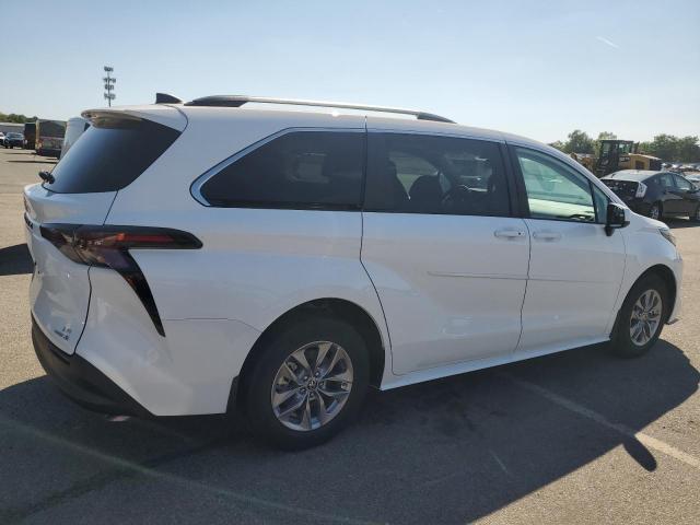 5TDBSKFC9RS138713 - 2024 TOYOTA SIENNA LE WHITE photo 3