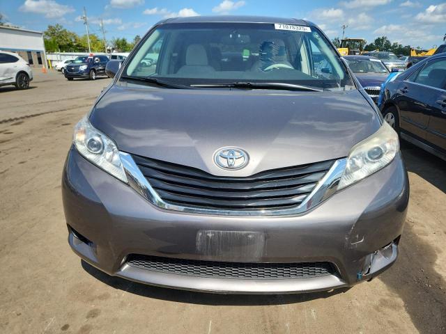 5TDKK3DC9CS194604 - 2012 TOYOTA SIENNA LE ნაცრისფერი ფოტო 5