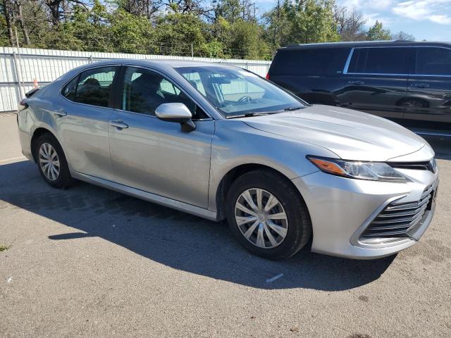 4T1C31AKXNU590312 - 2022 TOYOTA CAMRY LE SILVER photo 4