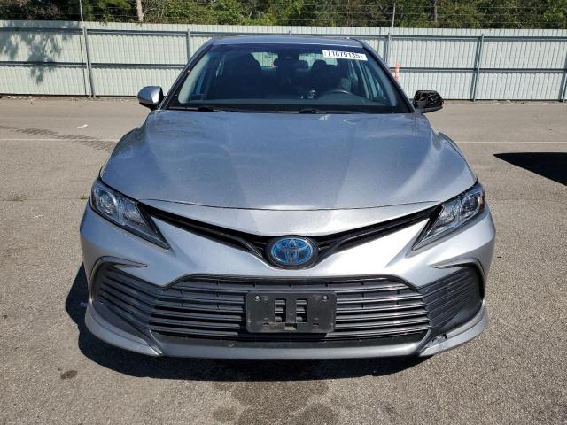 4T1C31AKXNU590312 - 2022 TOYOTA CAMRY LE SILVER photo 5