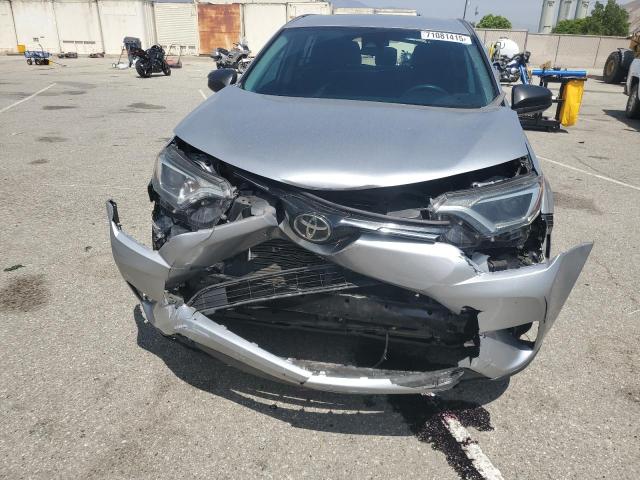 2T3ZFREVXJW417704 - 2018 TOYOTA RAV4 LE Серый фото 5