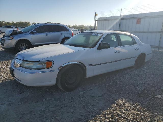 1LNFM82W3WY615310 - 1998 LINCOLN TOWN CAR SIGNATURE WHITE photo 1