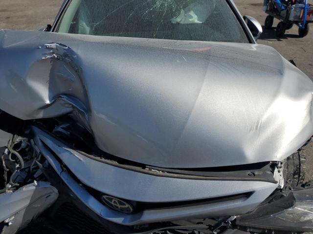 4T1G11AKXMU453702 - 2021 TOYOTA CAMRY SE 银色 照片 11