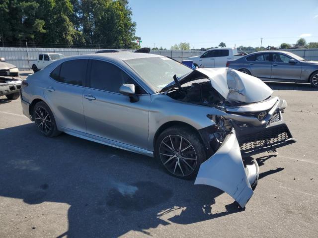 4T1G11AKXMU453702 - 2021 TOYOTA CAMRY SE 银色 照片 4