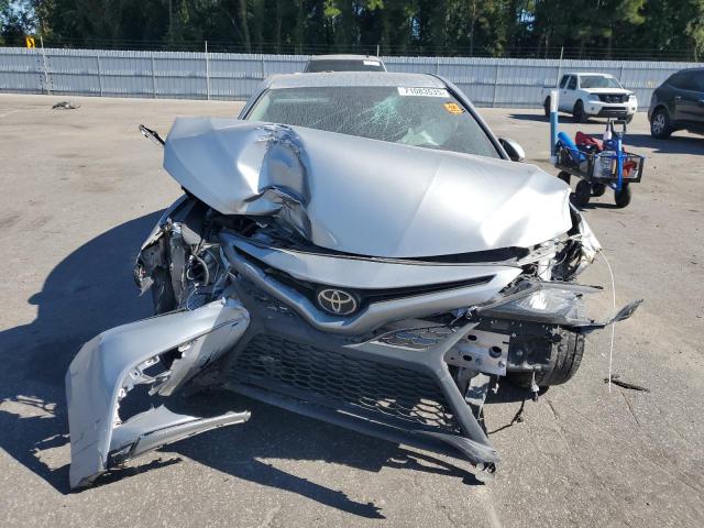 4T1G11AKXMU453702 - 2021 TOYOTA CAMRY SE 银色 照片 5