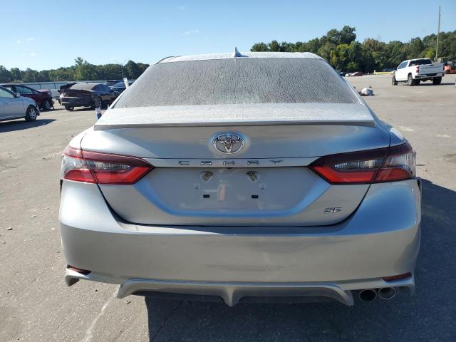 4T1G11AKXMU453702 - 2021 TOYOTA CAMRY SE 银色 照片 6