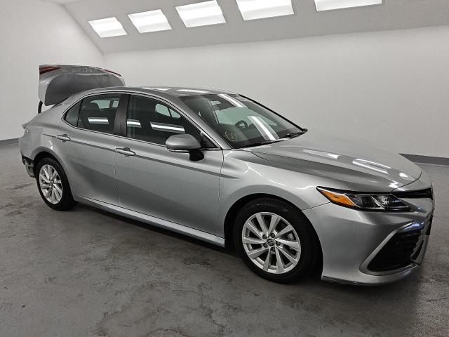 4T1C11AKXPU151636 - 2023 TOYOTA CAMRY LE SILVER photo 4