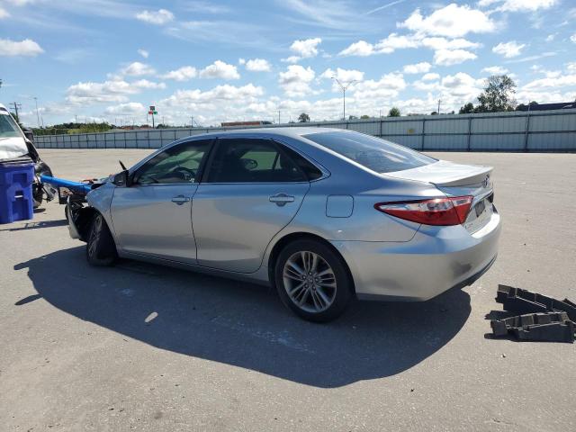 4T1BF1FK7HU784621 - 2017 TOYOTA CAMRY LE 银色 照片 2
