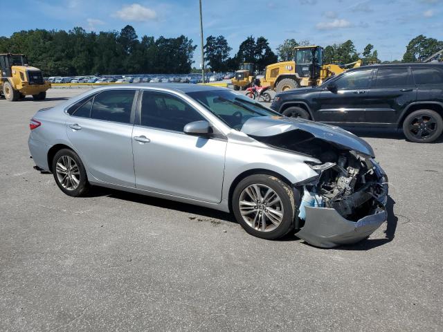 4T1BF1FK7HU784621 - 2017 TOYOTA CAMRY LE 银色 照片 4