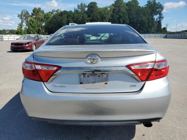 4T1BF1FK7HU784621 - 2017 TOYOTA CAMRY LE 银色 照片 6
