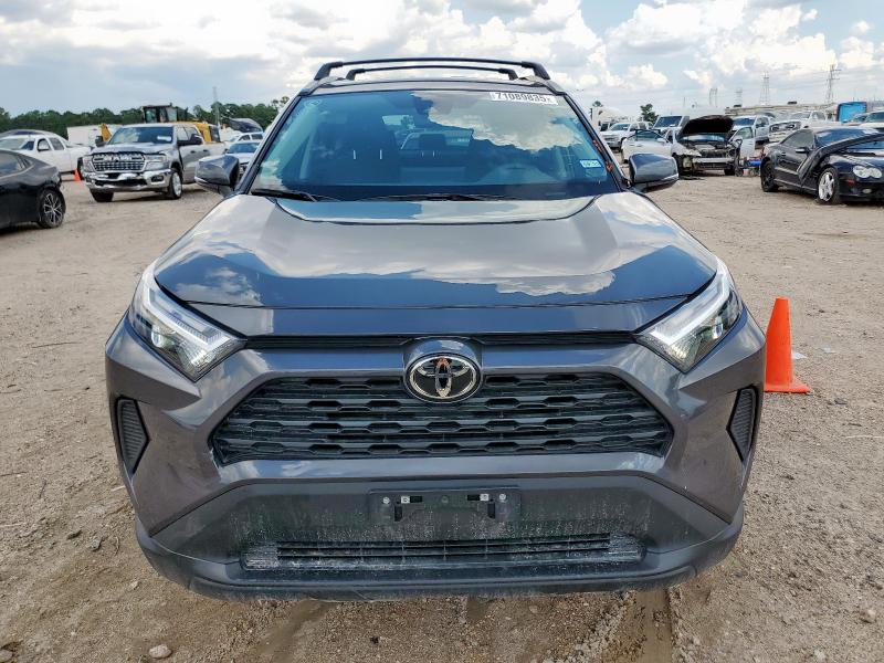 2T3P1RFV0PW402013 - 2023 TOYOTA RAV4 XLE CHARCOAL photo 5