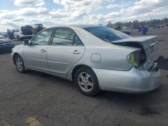 4T1BE30KX5U393238 - 2005 TOYOTA CAMRY LE SILVER photo 2