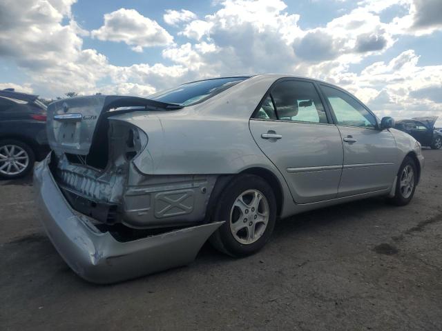 4T1BE30KX5U393238 - 2005 TOYOTA CAMRY LE SILVER photo 3