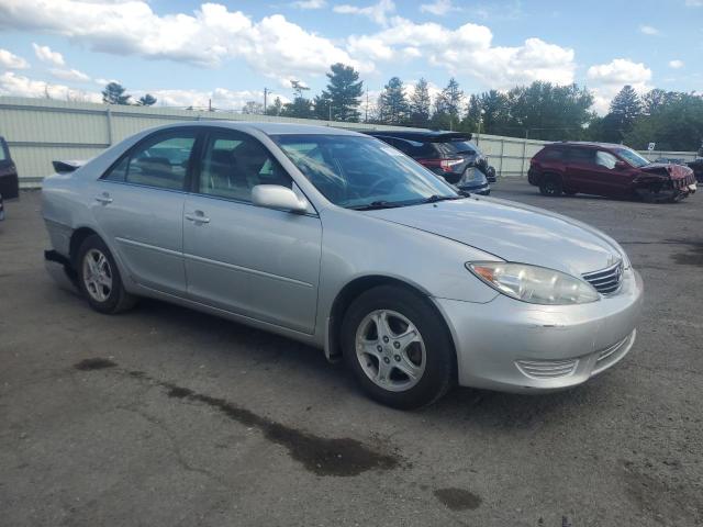 4T1BE30KX5U393238 - 2005 TOYOTA CAMRY LE SILVER photo 4