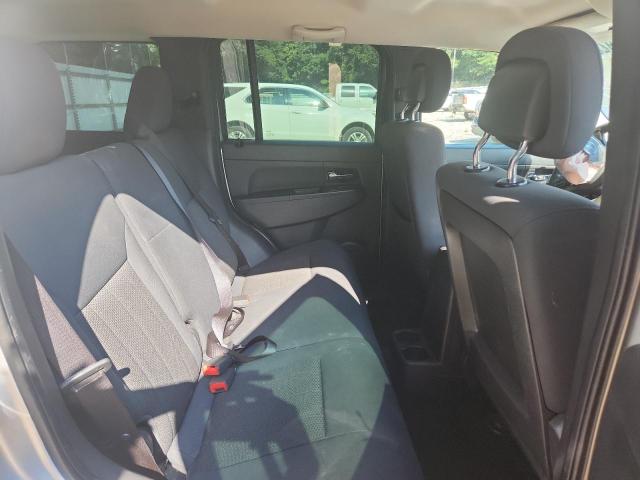 1C4PJLAKXCW165763 - 2012 JEEP LIBERTY SPORT 银色 照片 11