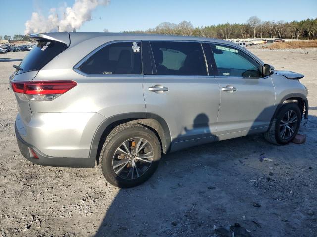 5TDZARFH8JS033025 - 2018 TOYOTA HIGHLANDER LE SILVER photo 3