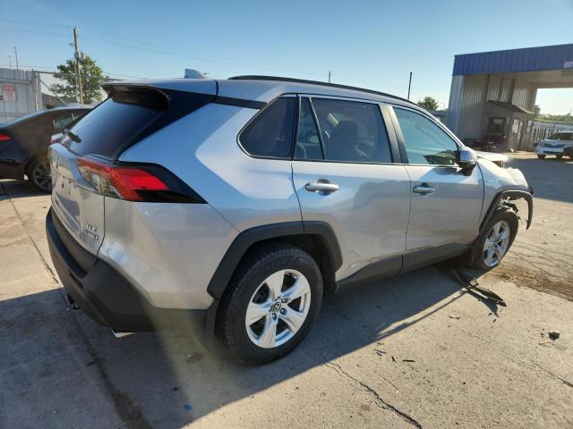 4T3R6RFV1MU011135 - 2021 TOYOTA RAV4 XLE SILVER photo 3