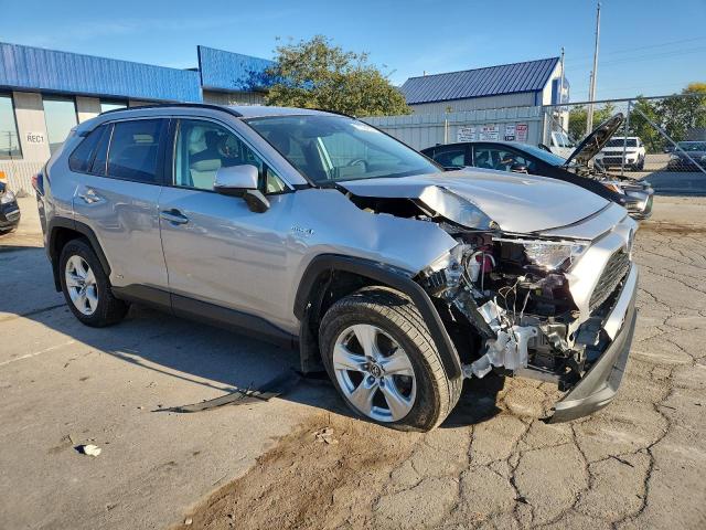 4T3R6RFV1MU011135 - 2021 TOYOTA RAV4 XLE SILVER photo 4