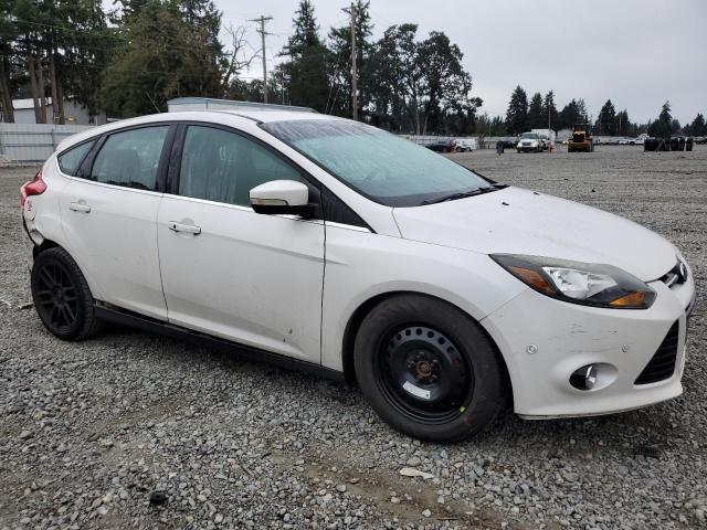 1FAHP3N29CL337351 - 2012 FORD FOCUS TITANIUM WHITE photo 4