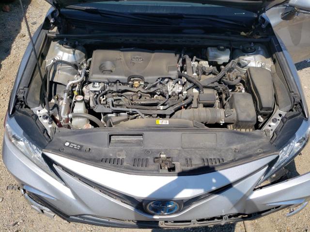 4T1F31AK0NU587836 - 2022 TOYOTA CAMRY XLE 银色 照片 11