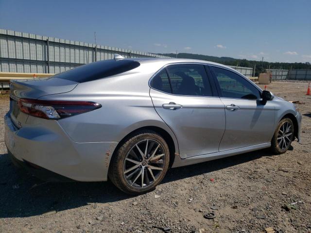 4T1F31AK0NU587836 - 2022 TOYOTA CAMRY XLE 银色 照片 3