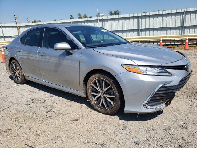 4T1F31AK0NU587836 - 2022 TOYOTA CAMRY XLE 银色 照片 4