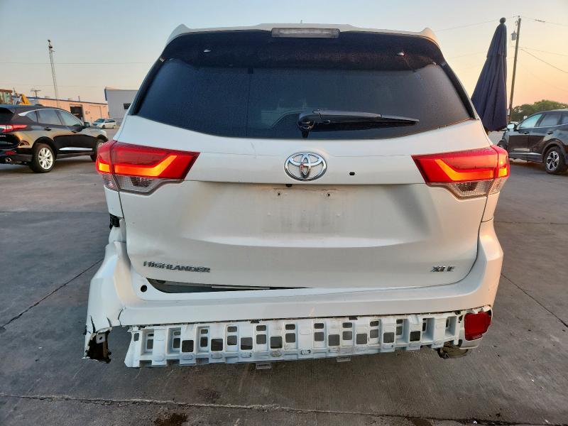 5TDKZRFH8KS571834 - 2019 TOYOTA HIGHLANDER SE WHITE photo 6