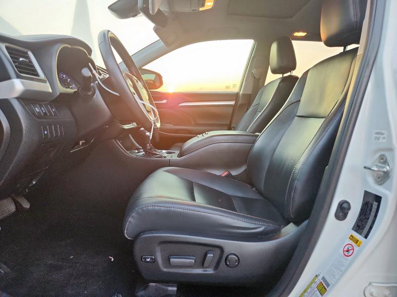 5TDKZRFH8KS571834 - 2019 TOYOTA HIGHLANDER SE WHITE photo 7