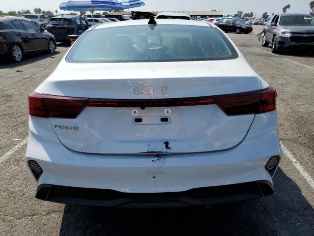 3KPF24AD8RE779388 - 2024 KIA FORTE LX WHITE photo 6