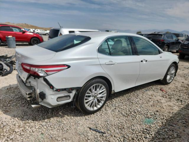 4T1F11AKXLU979130 - 2020 TOYOTA CAMRY XLE WHITE photo 3
