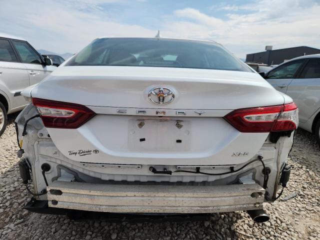 4T1F11AKXLU979130 - 2020 TOYOTA CAMRY XLE WHITE photo 6