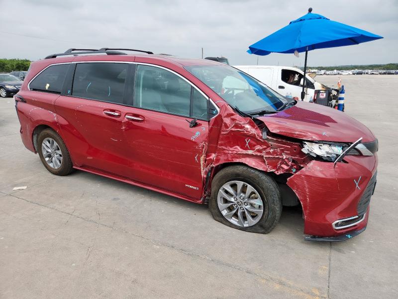 5TDYRKEC2MS040039 - 2021 TOYOTA SIENNA XLE RED photo 4