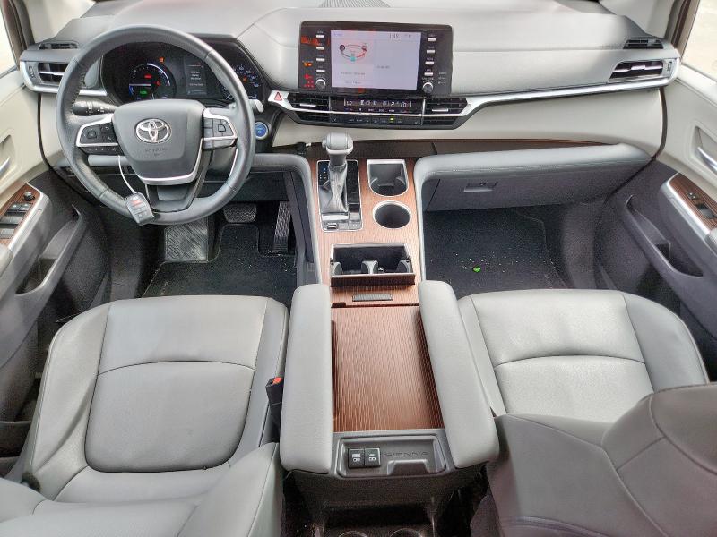 5TDYRKEC2MS040039 - 2021 TOYOTA SIENNA XLE RED photo 8