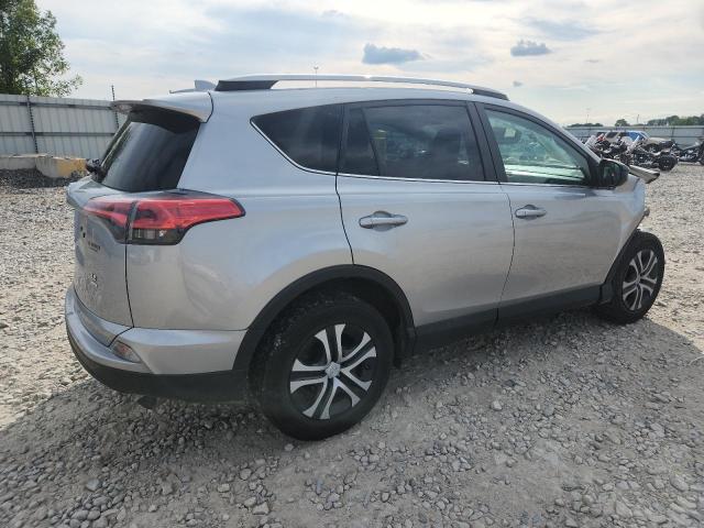 2T3BFREV7HW593654 - 2017 TOYOTA RAV4 LE 银色 照片 3