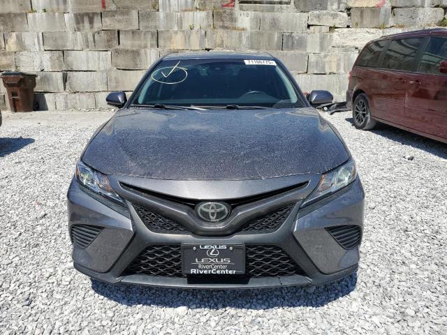 4T1B11HK8JU667034 - 2018 TOYOTA CAMRY L 灰色 照片 5