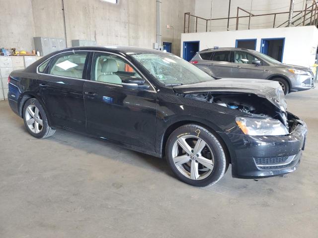 1VWBV7A35FC056094 - 2015 VOLKSWAGEN PASSAT SE BLACK photo 4