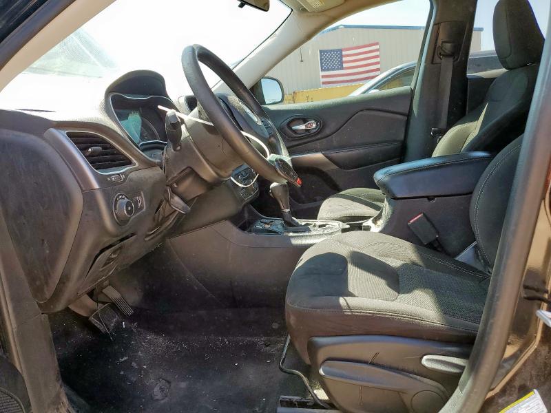 1C4PJLCB0KD307884 - 2019 JEEP CHEROKEE LATITUDE შავი ფოტო 7