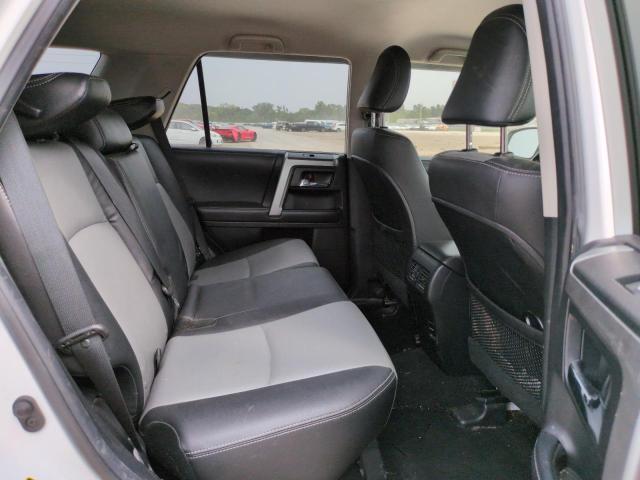 JTEBU5JR1J5505858 - 2018 TOYOTA 4RUNNER SR5/SR5 PREMIUM WHITE photo 11