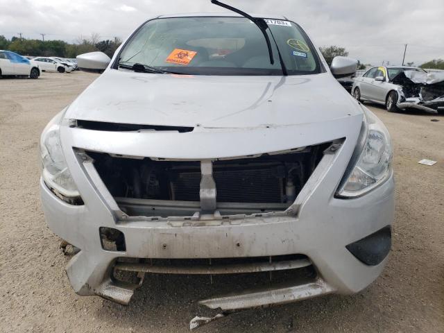 3N1CN7AP2JL866809 - 2018 NISSAN VERSA S SILVER photo 5