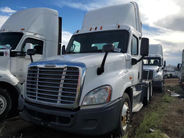 1FUJGEDV3FLGJ9729 - 2015 FREIGHTLINER CASCADIA WHITE photo 2