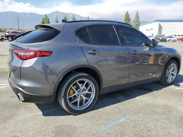 ZASFAKNN1J7B70035 - 2018 ALFA ROMEO STELVIO TI SPORT GRAY photo 3